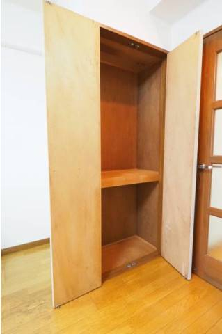 収納が豊富な間取りは嬉しいですね。こちらは別部屋の写真です。