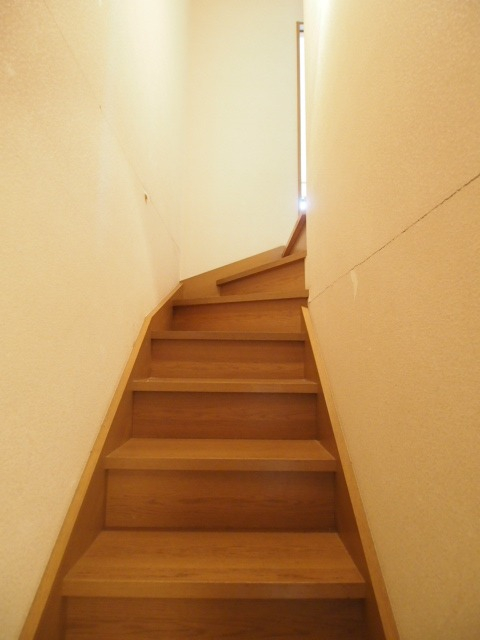 二階へ上がる階段です。