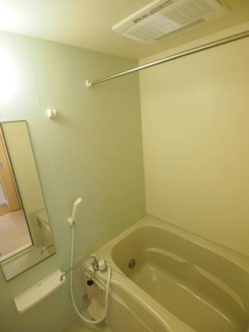 ワイドサイズの鏡が特徴の清潔感あるお風呂