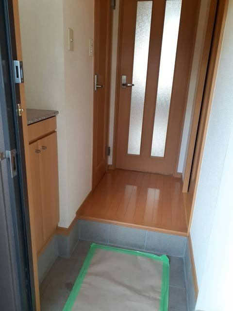 玄関から中が見えないように扉ついてます