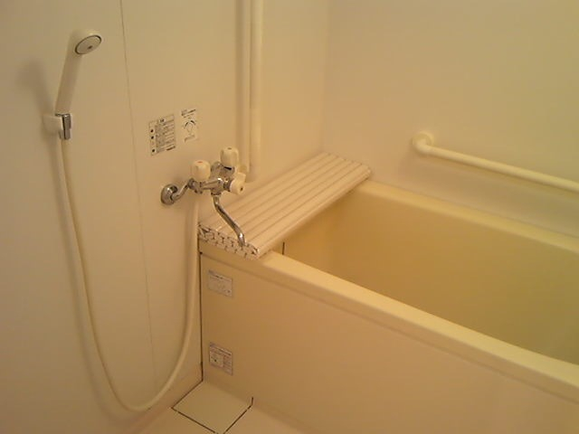 お風呂も広くて開放的。これは別部屋写真です。
