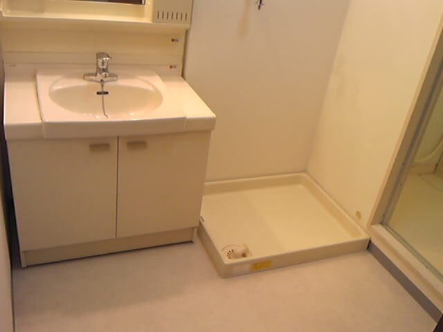 脱衣スペースも広いです。これは別部屋写真です。