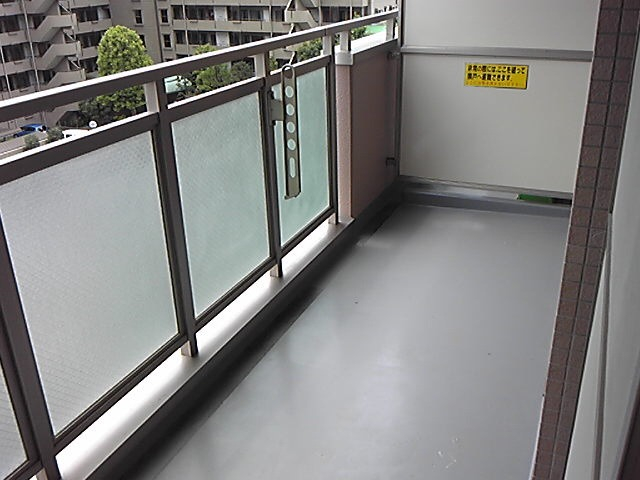奥行のあるバルコニー。これは別部屋写真です。