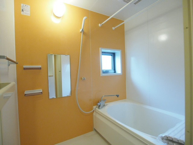 お風呂も窓付きで換気もできますよ