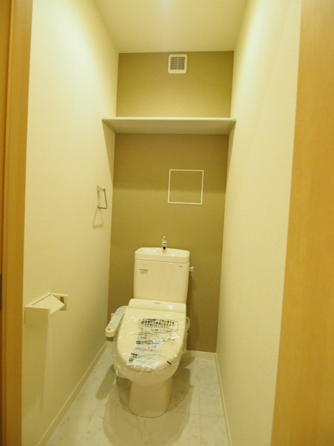 トイレには棚や温水洗浄など嬉しい設備。