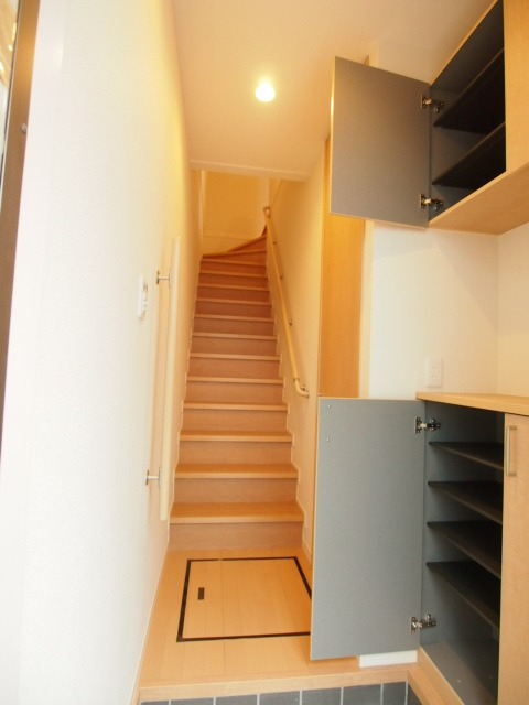 玄関を入ると階段があります