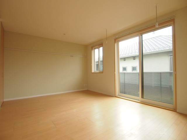 リビングには室内物干がついています。