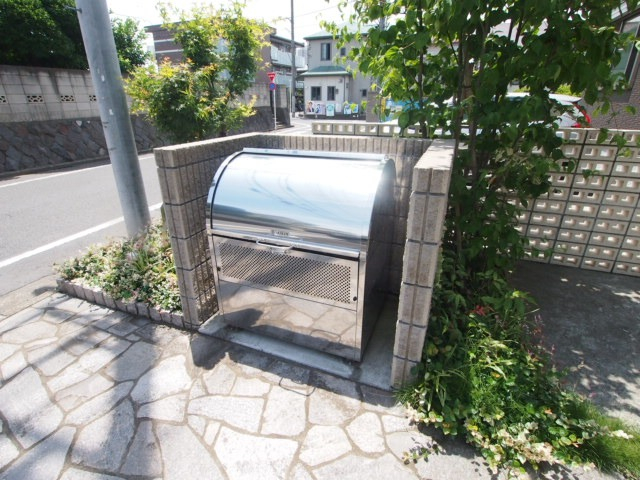 敷地内にゴミストッカーつき。