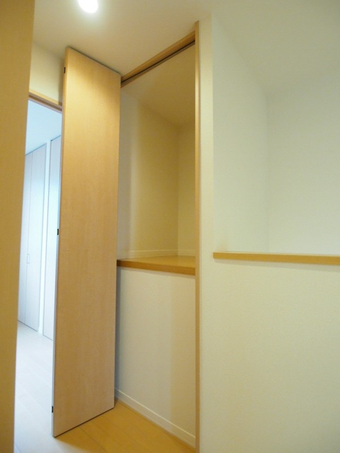 階段上の収納です。