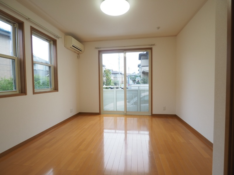 大きい窓が魅力的。お部屋が明るいです