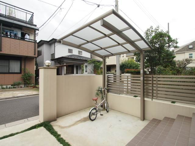 屋根つき駐輪場。
