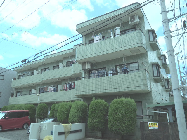 タイル張りの綺麗な建物です