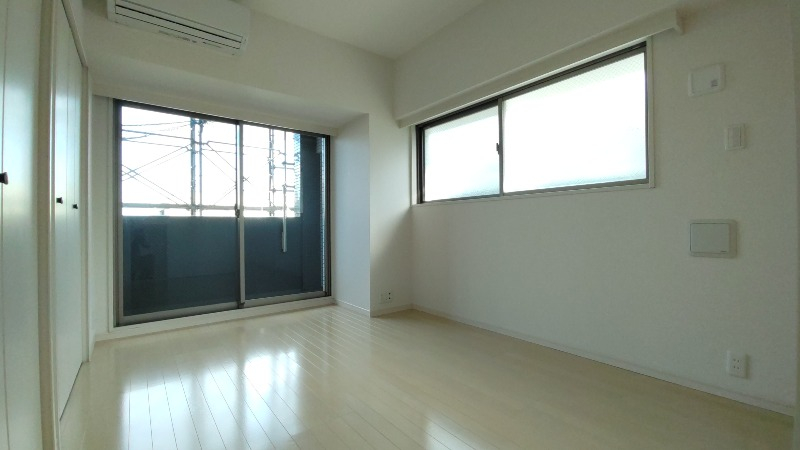 二面採光の洋室