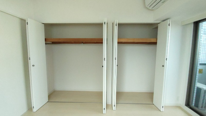 洋室には壁一面の収納