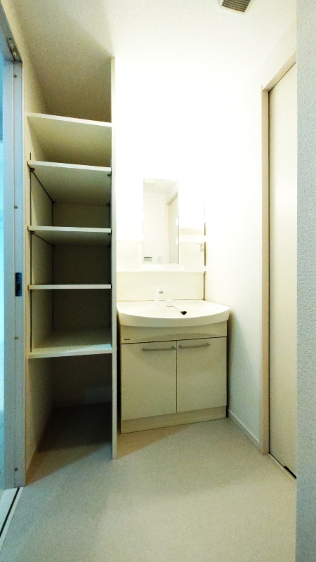 脱衣所も広く収納アリ