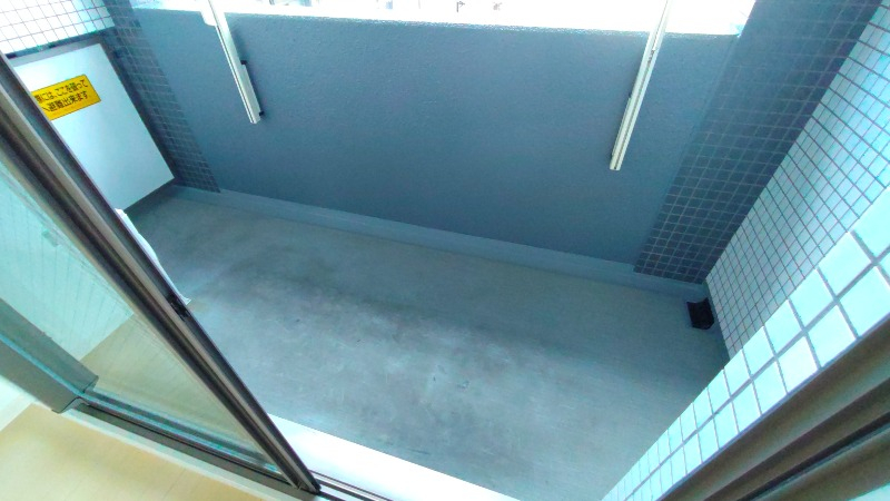 東向きの奥行きあるバルコニー