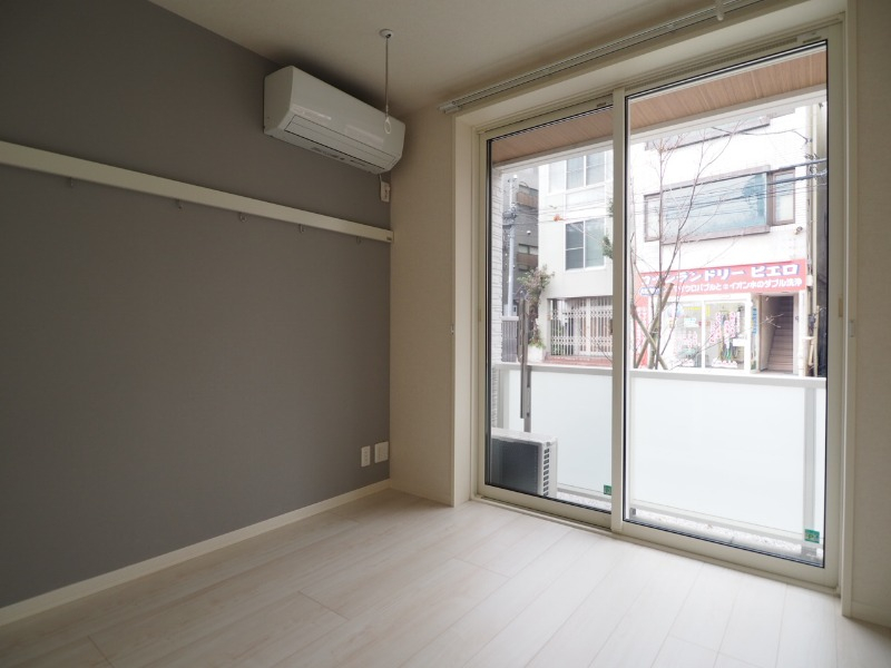 洋室はアクセントクロスが特徴的