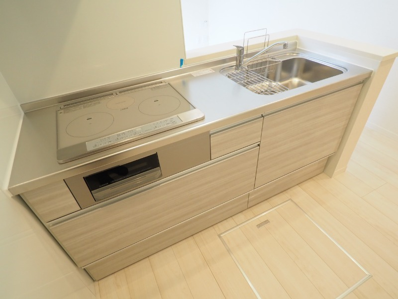 収納豊富で3口IHコンロ付き