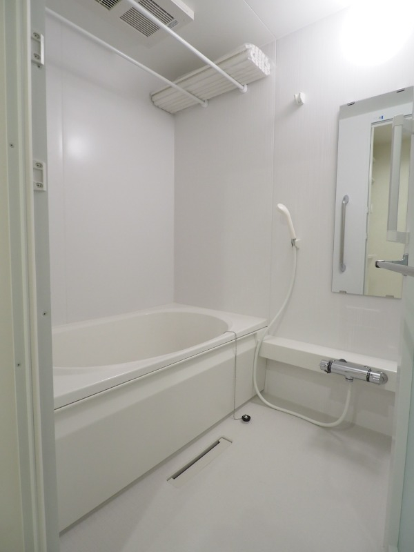 白を基調としたバスルーム