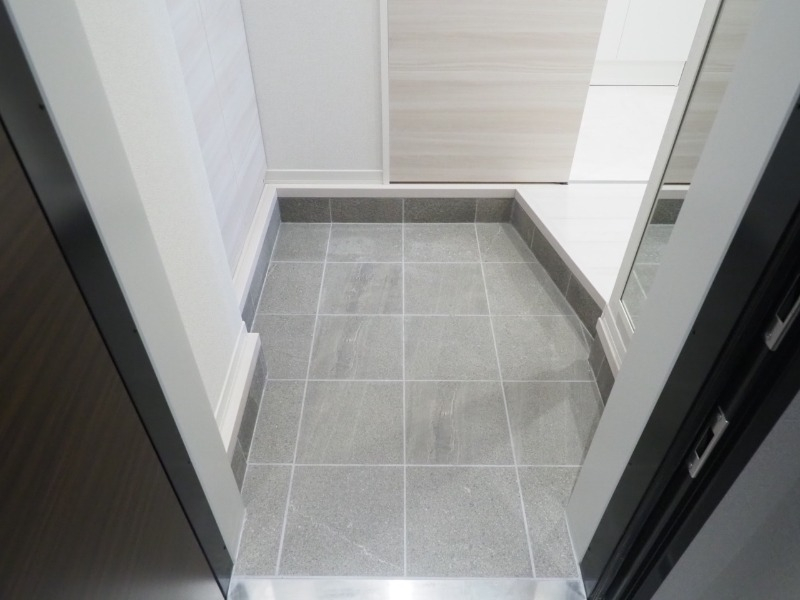 鏡・シューズBOX完備の玄関ホール