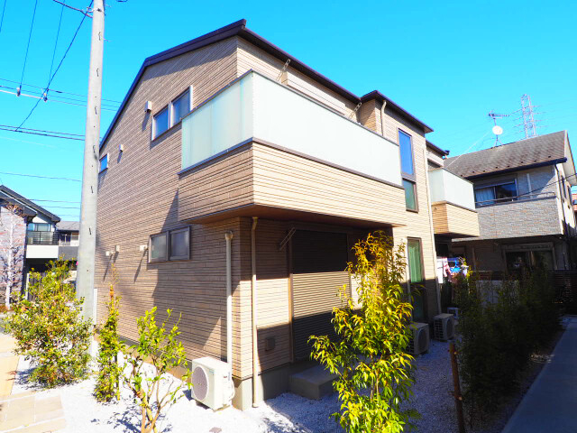閑静な住宅地に建つ南向きの建物。