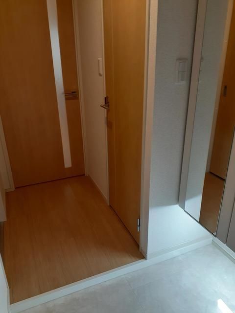 玄関ホールには収納付き