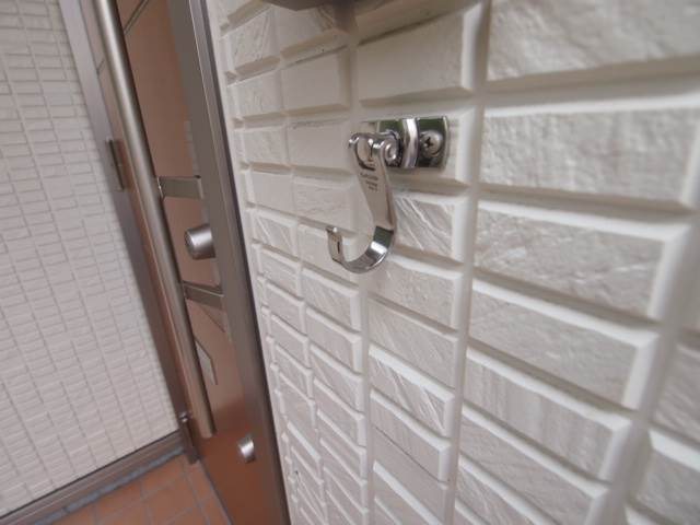 玄関ドア横には便利なフック付きです。