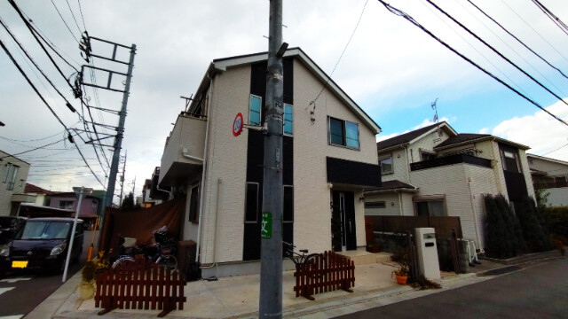 角地に建つきれいな戸建て