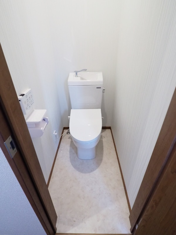 トイレも新築ではのキレイさ。