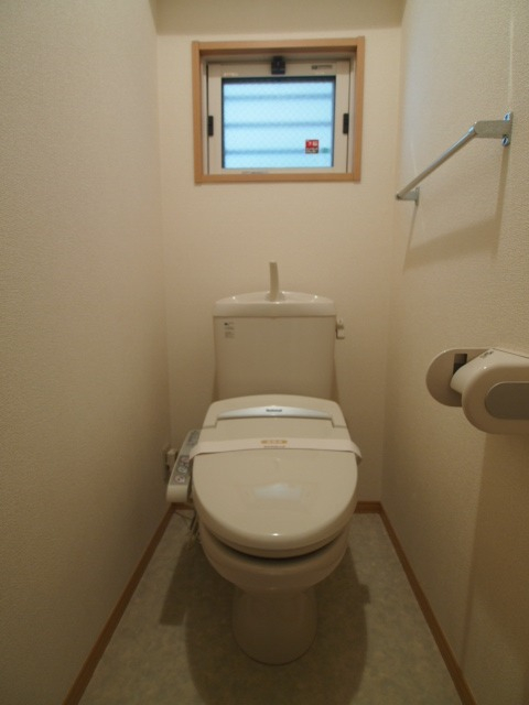 トイレにも窓があり換気できます