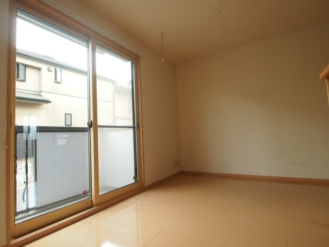 南面に高い建物が離れてあります