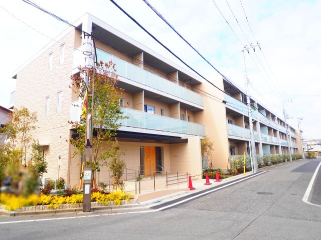 閑静な住宅街に建つ大きいマンションです