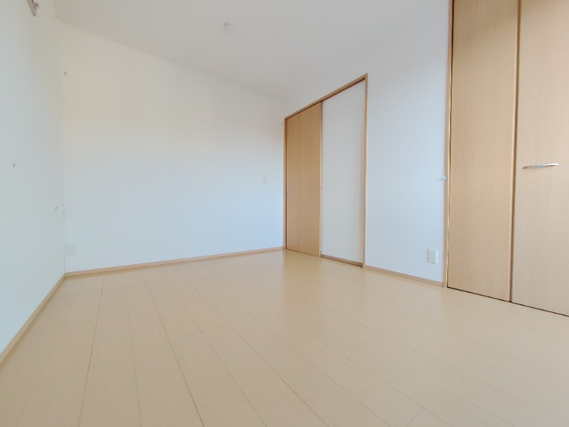 二階の7.5帖の洋室も2面採光