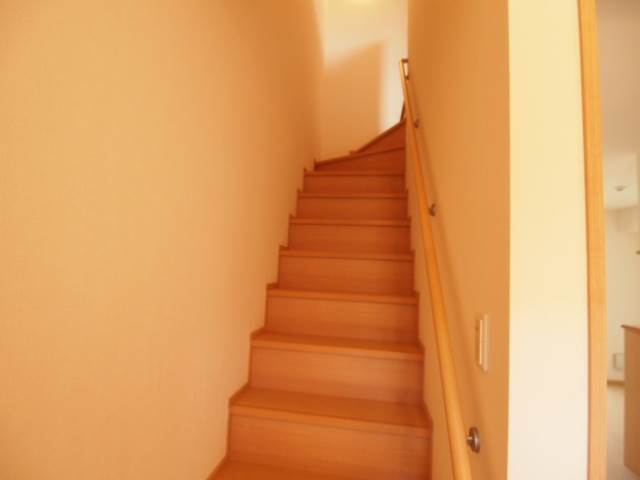 階段は手すりがついています。