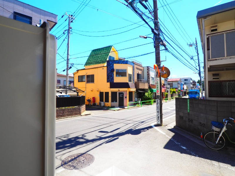 前面道路なので開放感があります