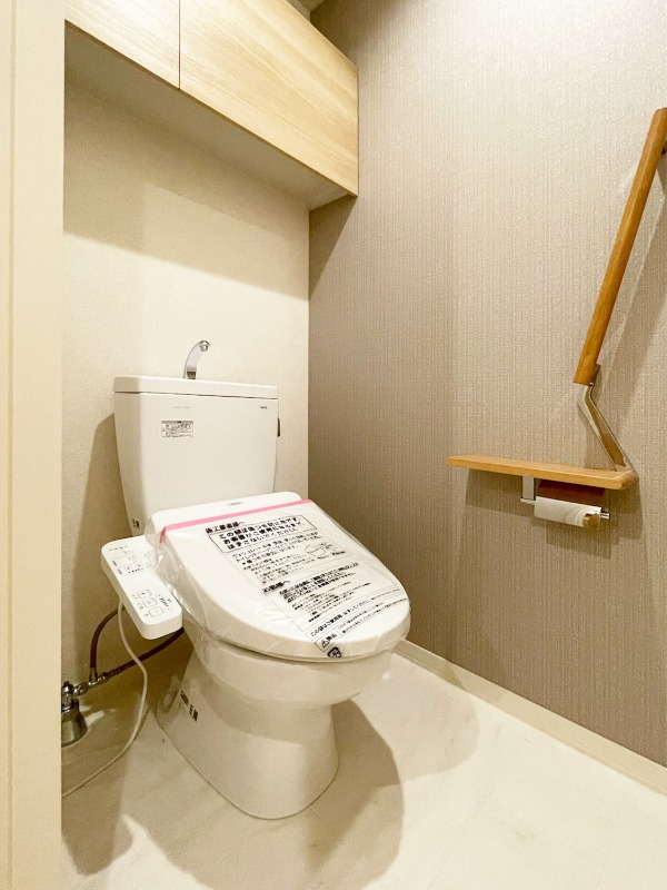 手すりもついている便利なトイレです