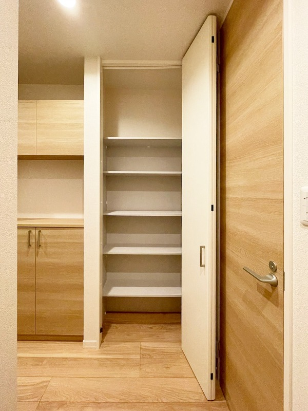 玄関横にあるとても便利な収納です。