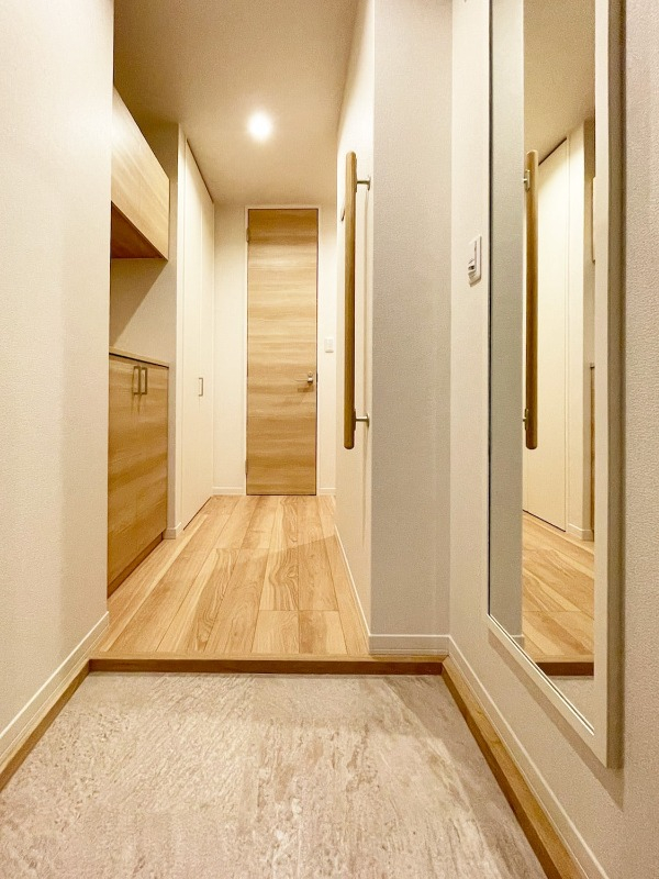 姿見もついた奥行きのある玄関です