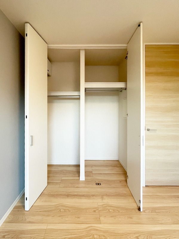 使いやすそうな洋室6.5帖の収納です　
