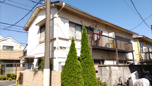 閑静な住宅街に建ってます。