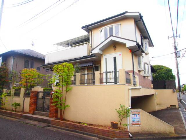 緑豊かで可愛らしい外観。落ち着いた住環境です。