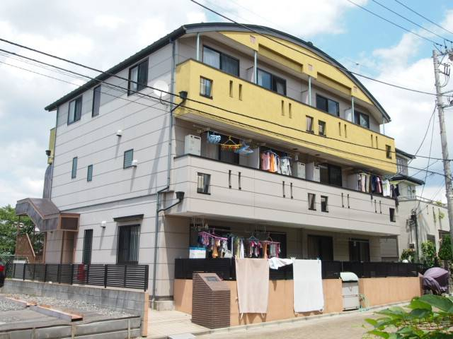 閑静な住宅地。南側は桜が満開になります。