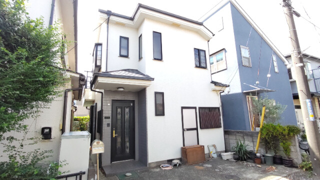 閑静な住宅地に建つ一戸建て住居