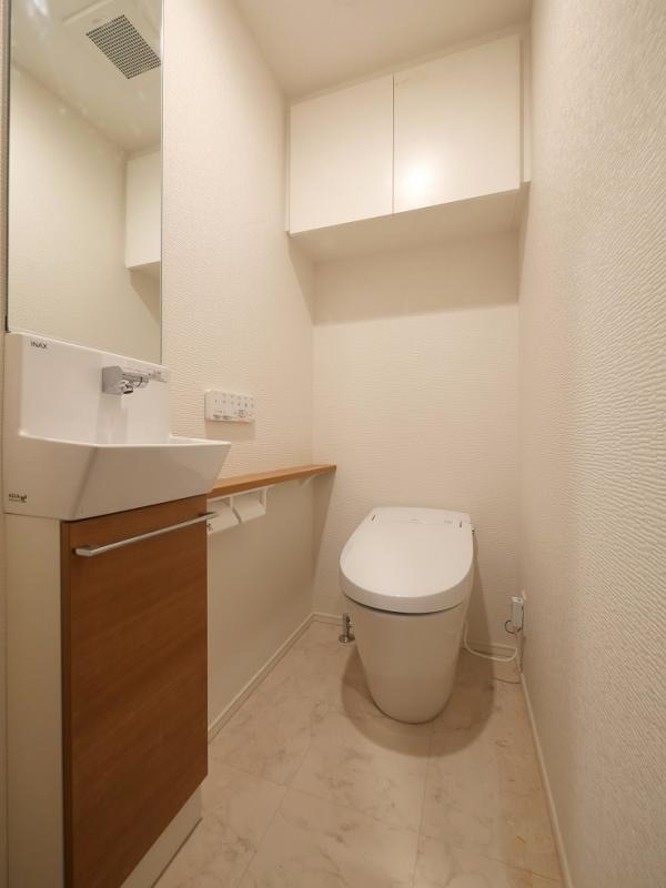 トイレには手洗いカウンター付き。