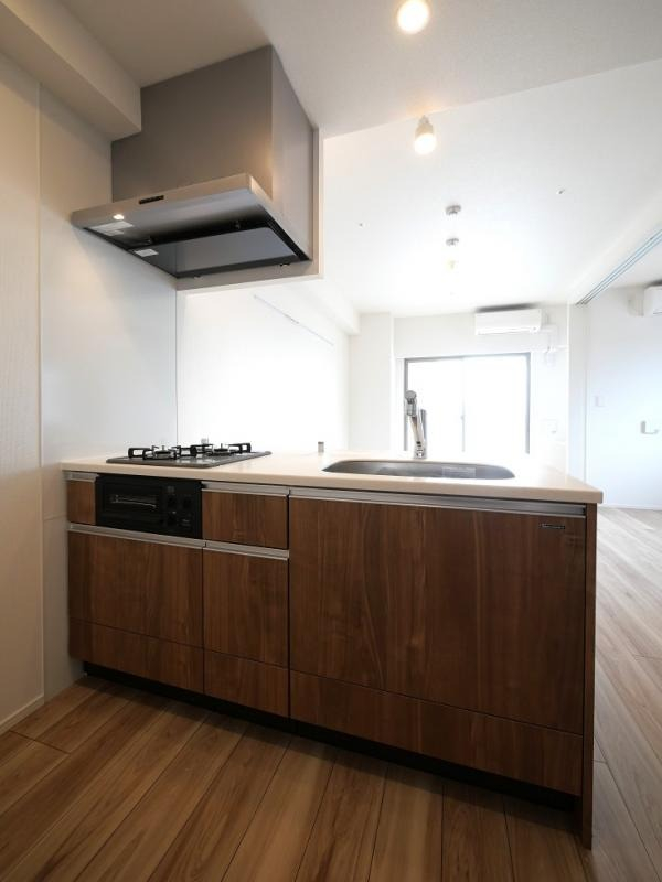 使い勝手の良いシステムキッチン※別部屋の参考写真です