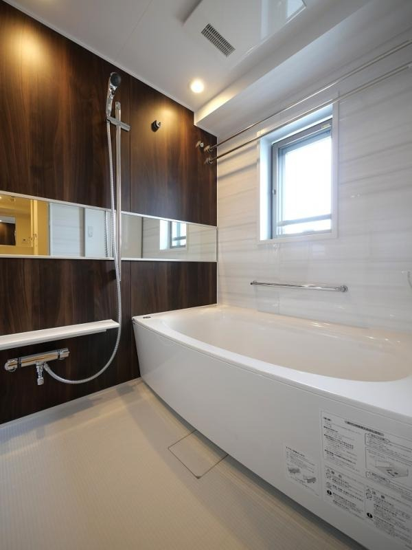 窓付きでお風呂も快適。※別部屋の参考写真です