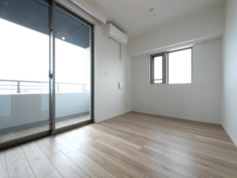 二面採光の洋室※別部屋の参考写真です