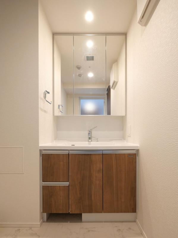 独立洗面台には三面鏡が付き※別部屋の参考写真です