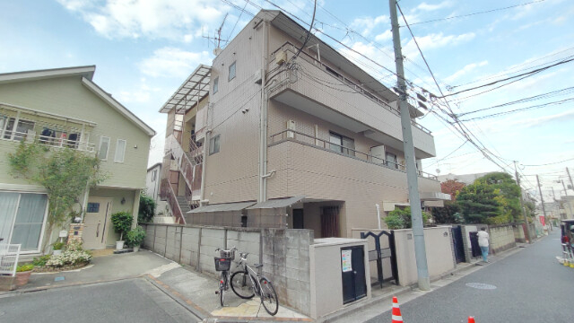 閑静な住宅地に建つマンションですよ。