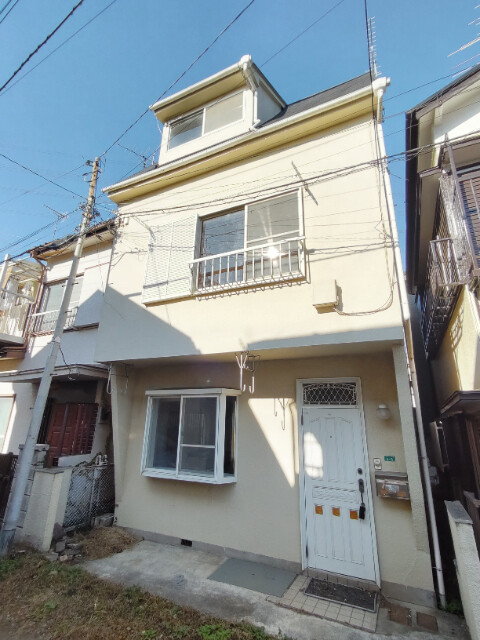 閑静な住宅地にある一戸建て住居です。